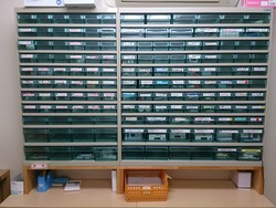 【機器・器材 調剤棚と電子天秤の掲載について(タカゾノ製)】